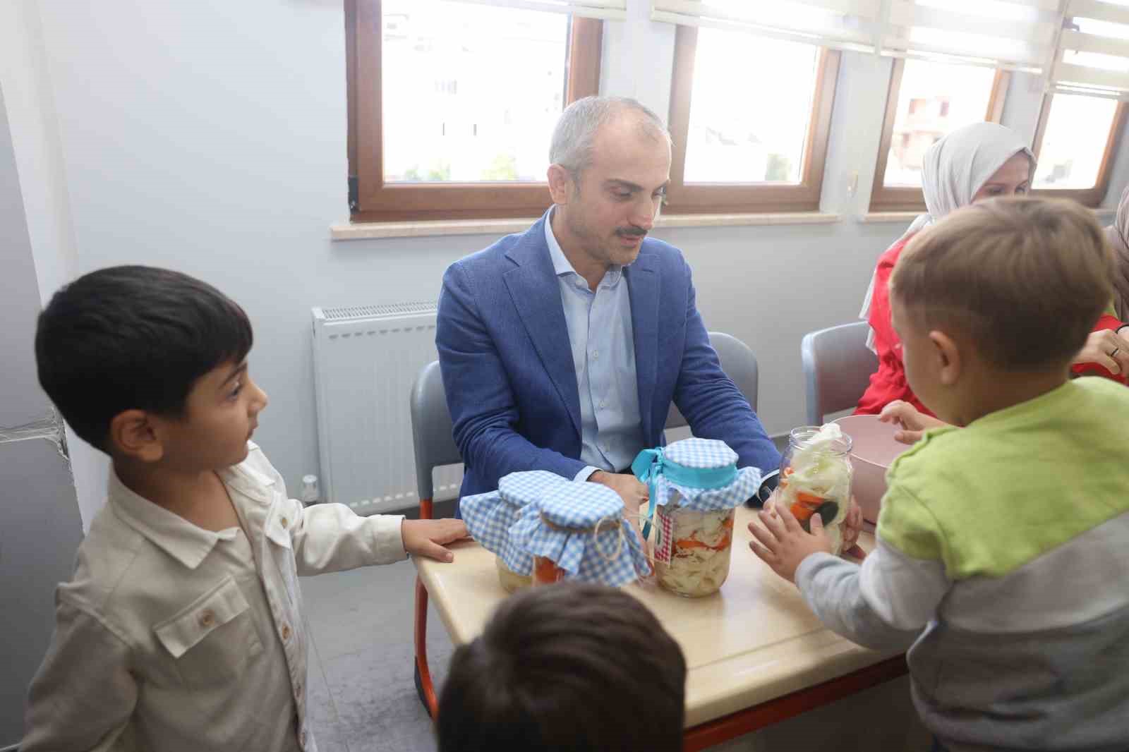 Minikler turşu kurdu