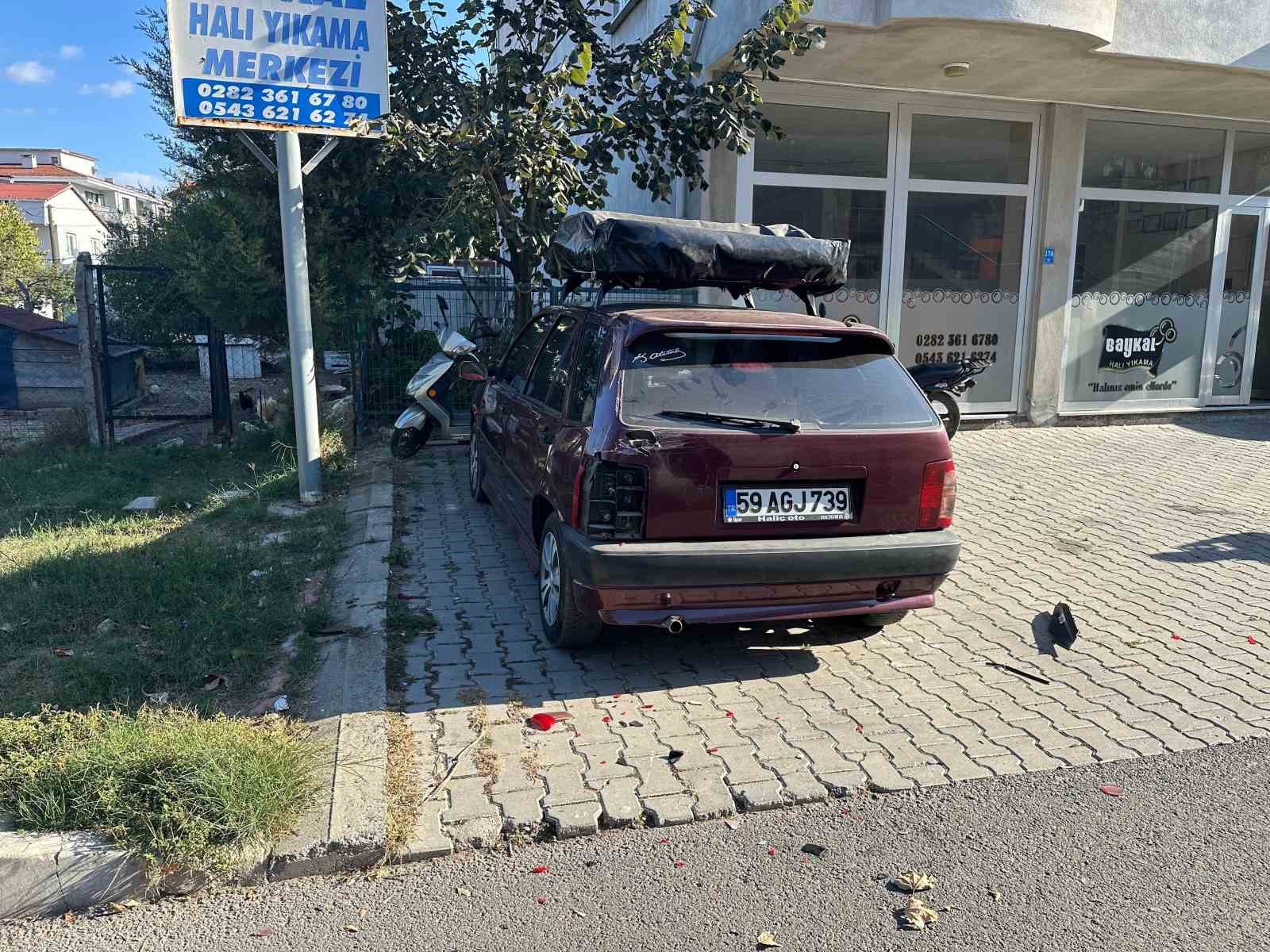 Motosiklet, park halindeki otomobile çarptı: 1 yaralı
