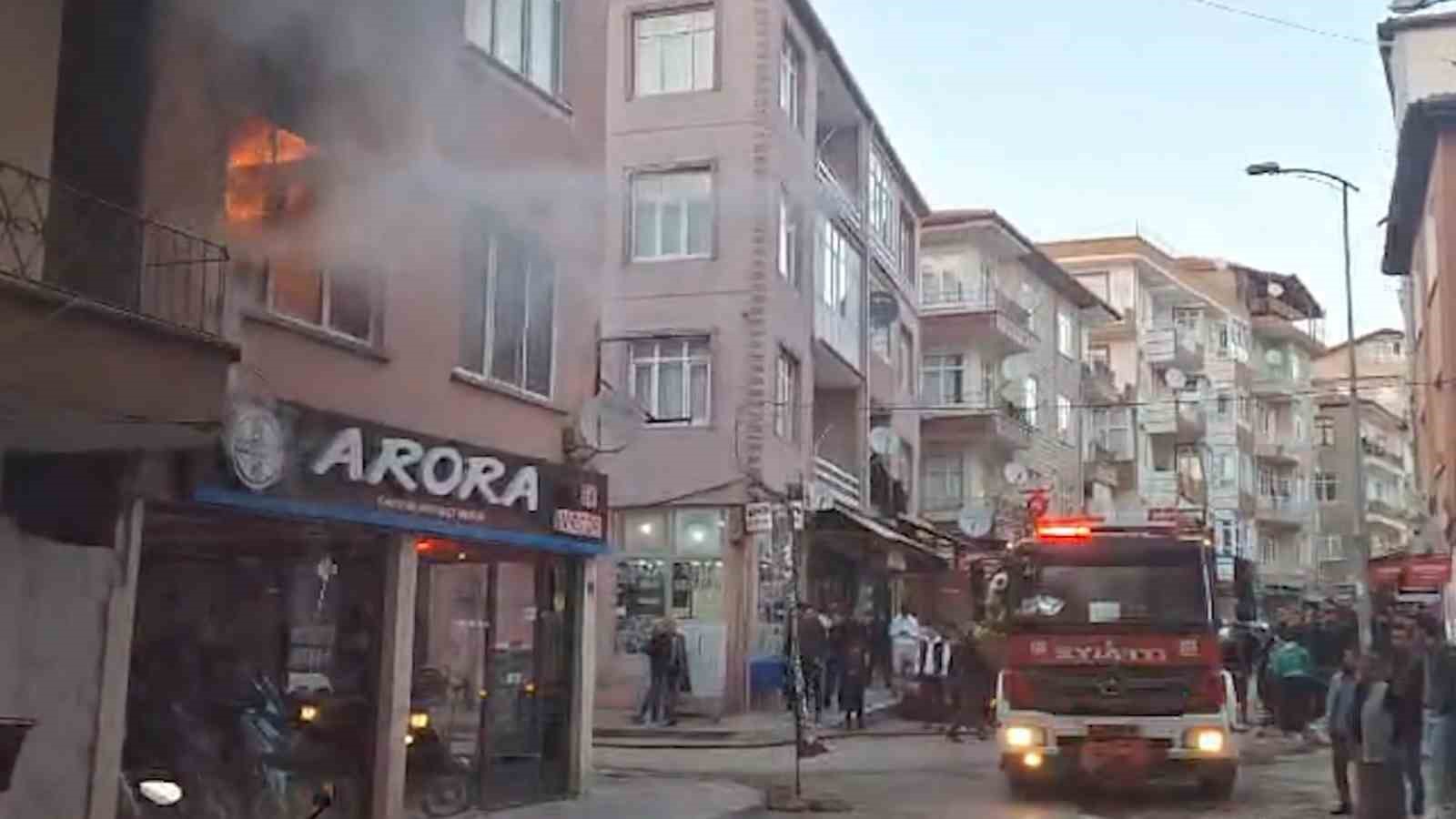 Alevlere teslim olan evde mahsur kalan 2 kişi dumandan etkilendi
