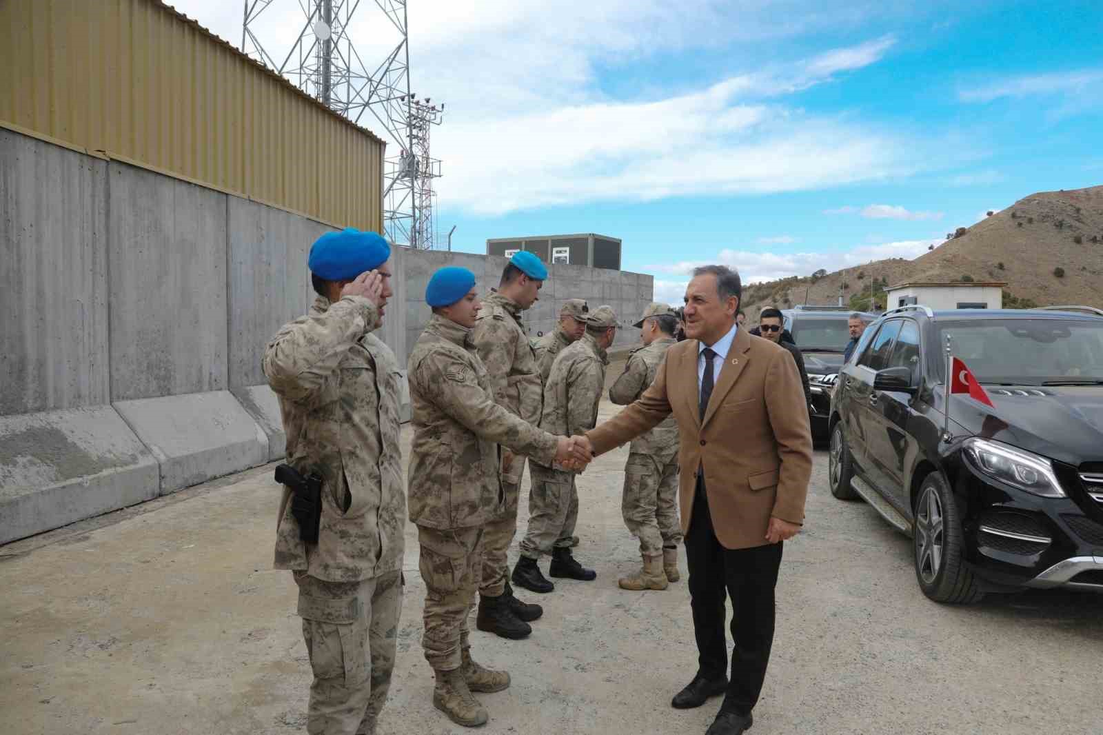 Vali Usta, üs bölgesinde Mehmetçik ile bir araya geldi
