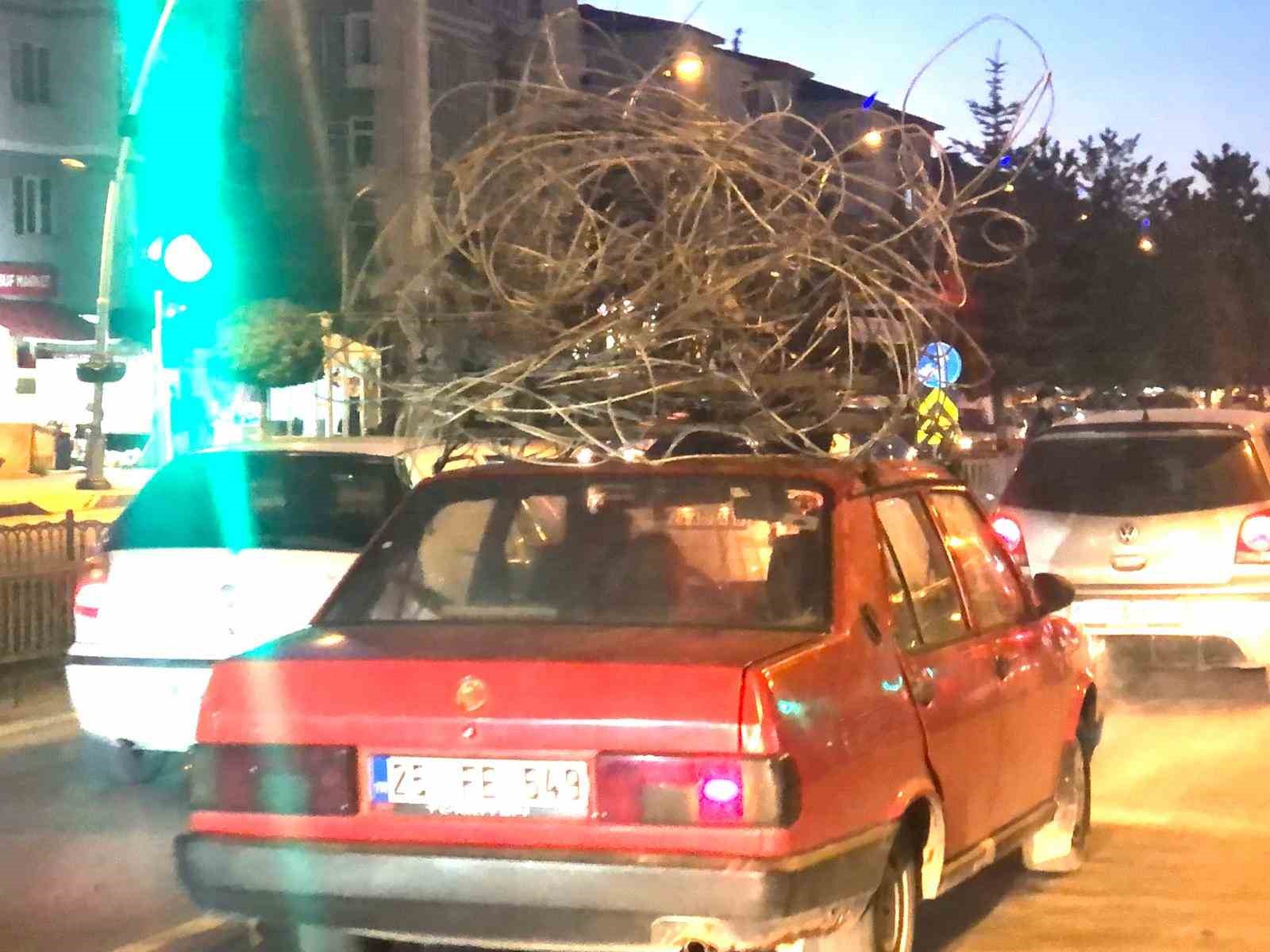 Otomobilin tavanındaki demir y&uuml;k&uuml;yle trafiğe &ccedil;ıktı
