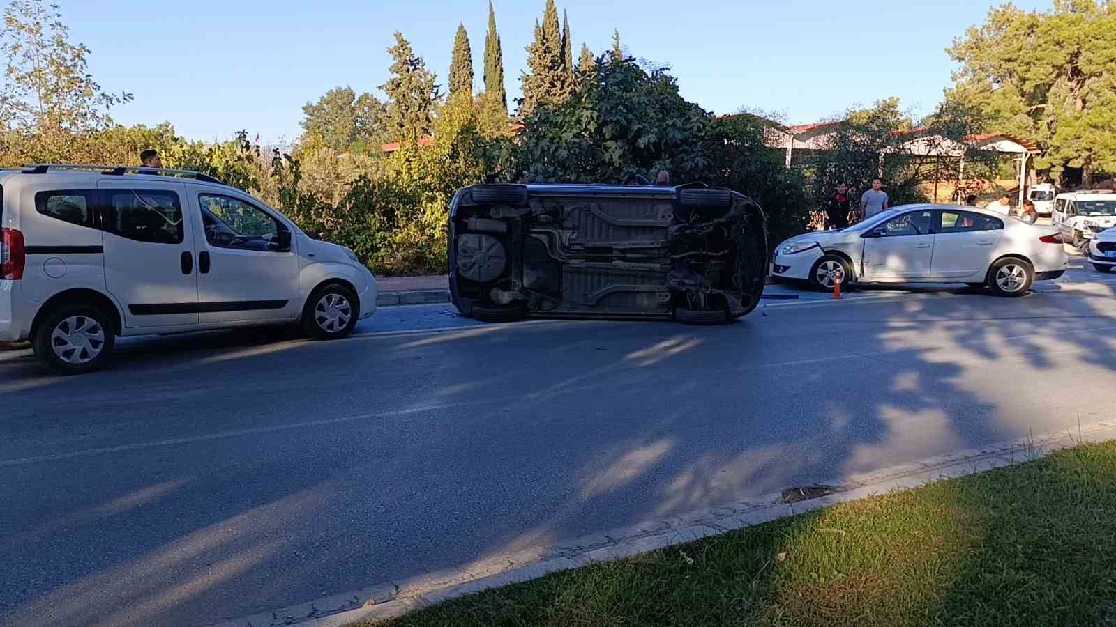 Kaza yapan arkadaşına yardım etmek isterken başka bir kazaya neden oldu
