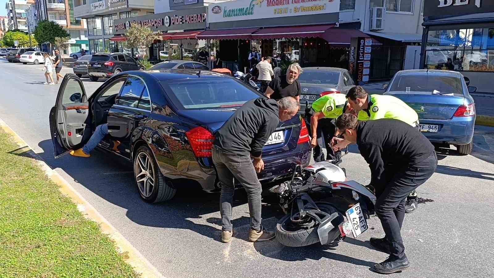 Motosiklet başka bir araca yol vermek için duran otomobilin altına girdi: 2 yaralı
