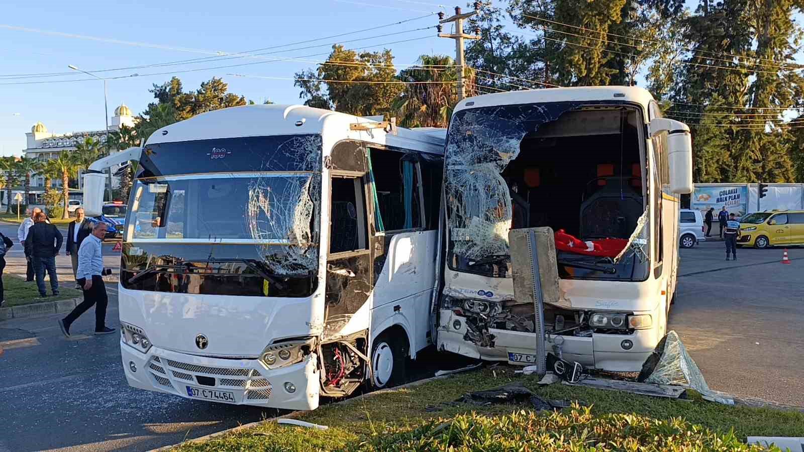 Antalya’da otel çalışanlarını taşıyan servis araçları çarpıştı: 13 yaralı