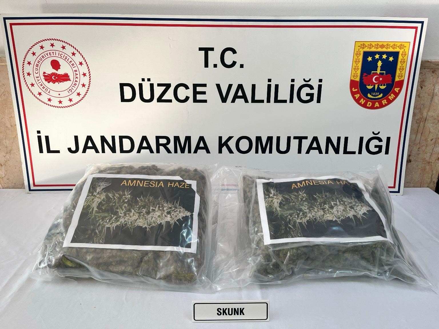 Otomobildeki valizin içinden uyuşturucu çıktı