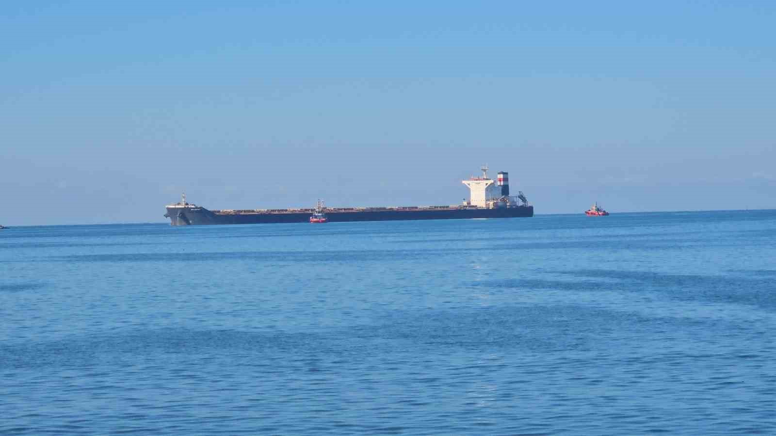 Zonguldak’ta yük gemisi karaya oturdu