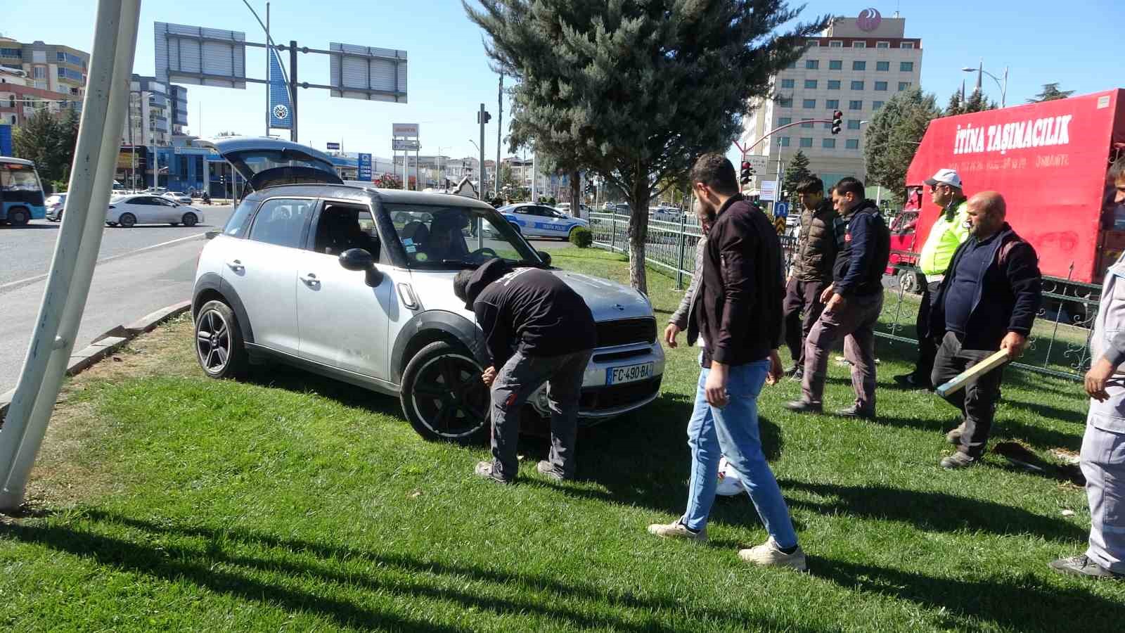 Demir korkuluklara saplanan aracı kazık çakarak çıkardılar
