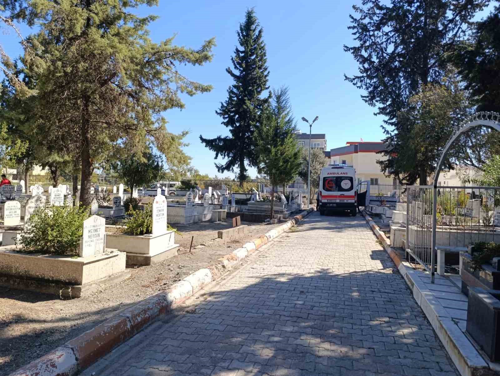 Tarsus’ta bir kişi mezar başında hayatını kaybetti
