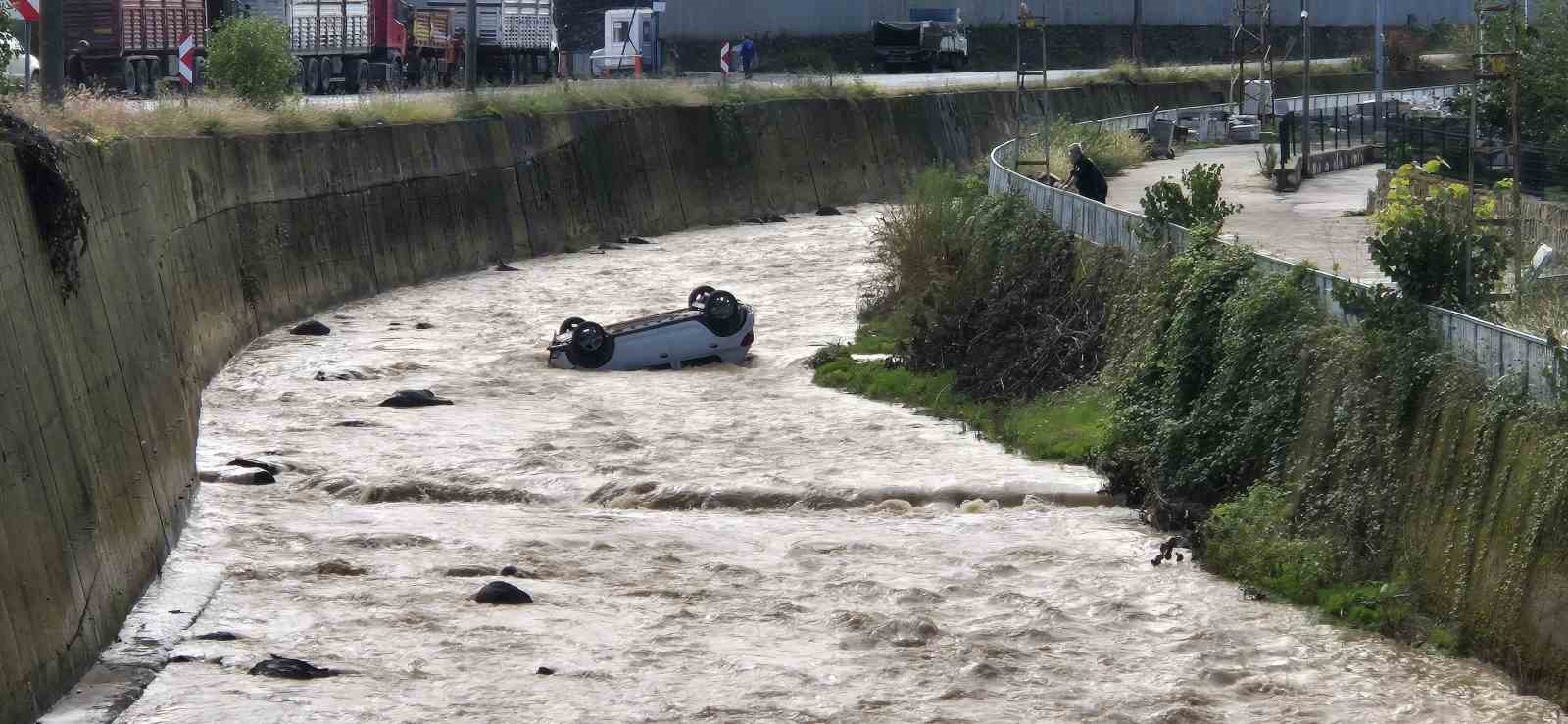 Trabzon’da araç dereye uçtu: 2 yaralı