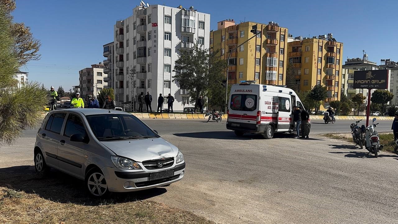 Kilis’te motosiklet ile otomobil çarpıştı:2 yaralı