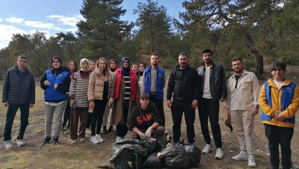 Gençler Hacılarhanı Göleti’nde temizlik yaptılar
