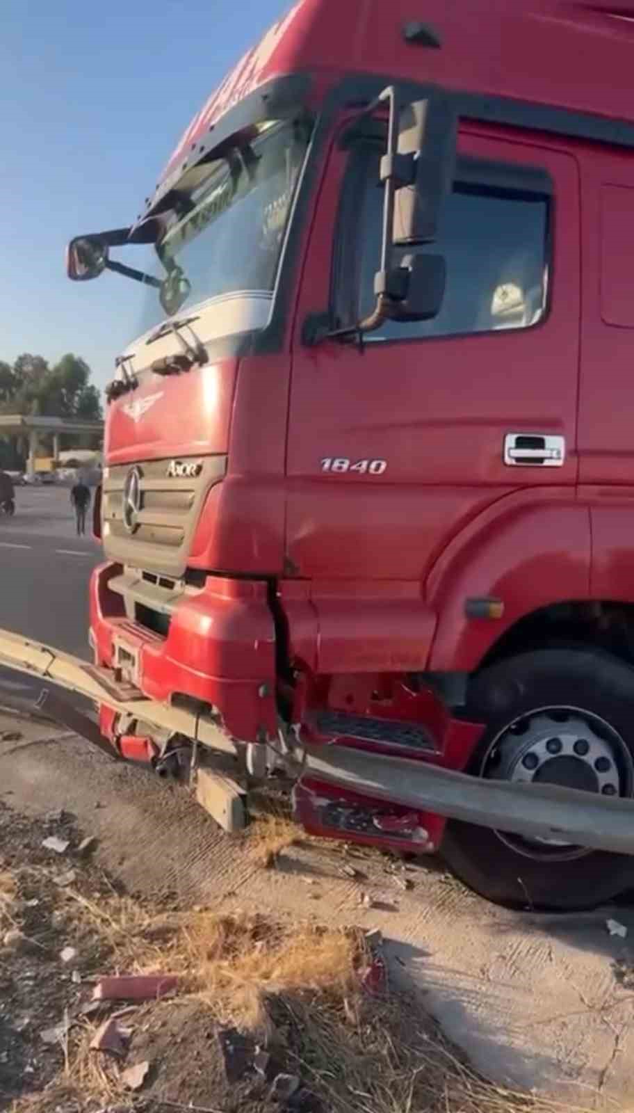 Mardin’de sürücüsünün kontrolünden çıkan tır bariyerlere çarptı
