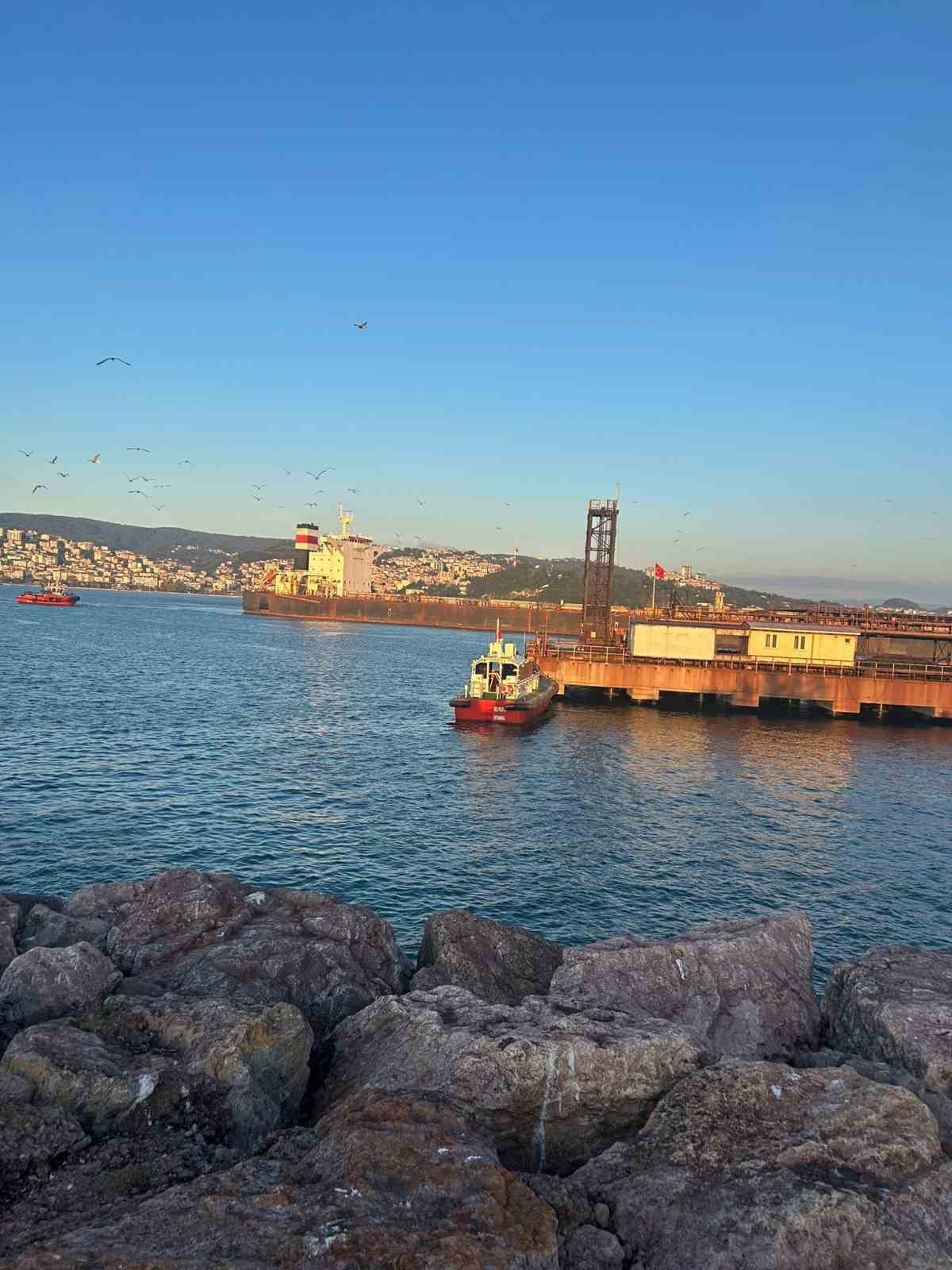 Zonguldak’ta karaya oturan yük gemisi ekiplerin çalışmalarının ardından limana yüzdürüldü
