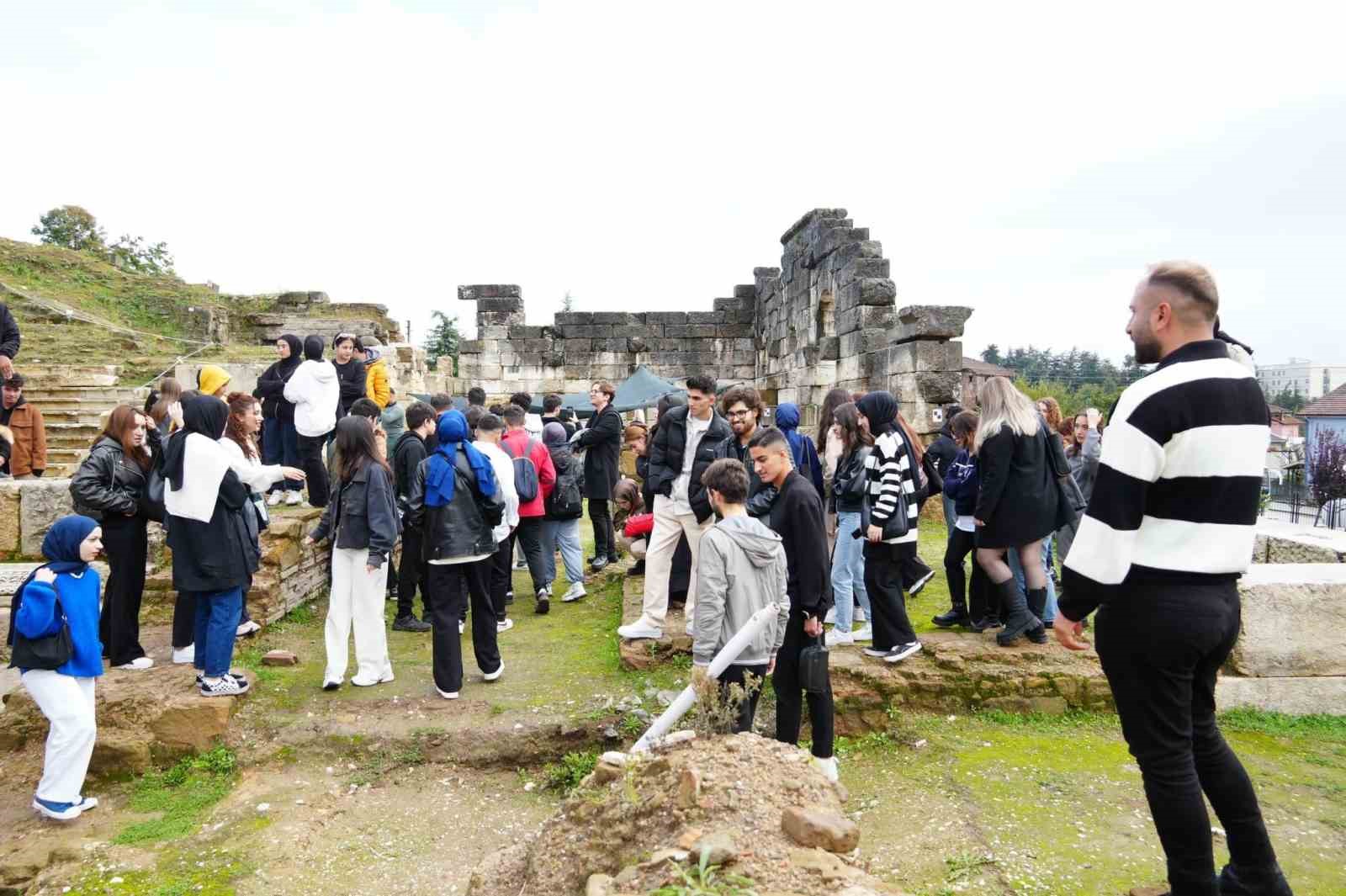 Zonguldaklı öğrenciler, antik kente hayran kaldı
