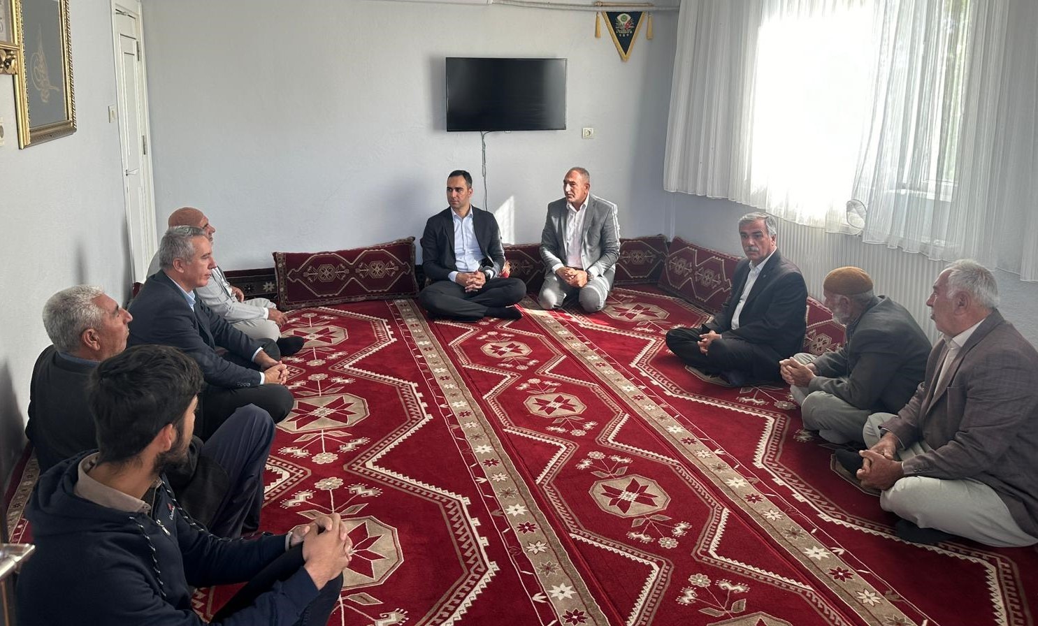 Samsat Kaymakamı k&ouml;ylerde vatandaşlarla bir araya geliyor
