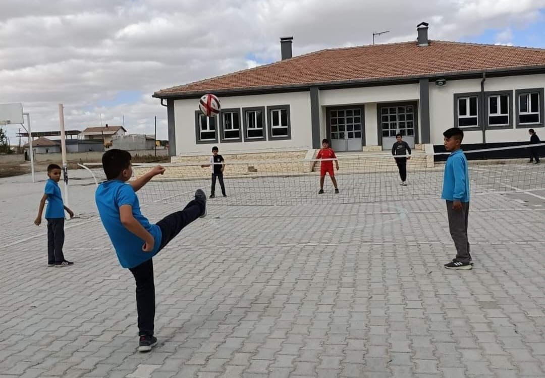 Eskil’deki okullarda ayak tenisi müsabakaları başladı