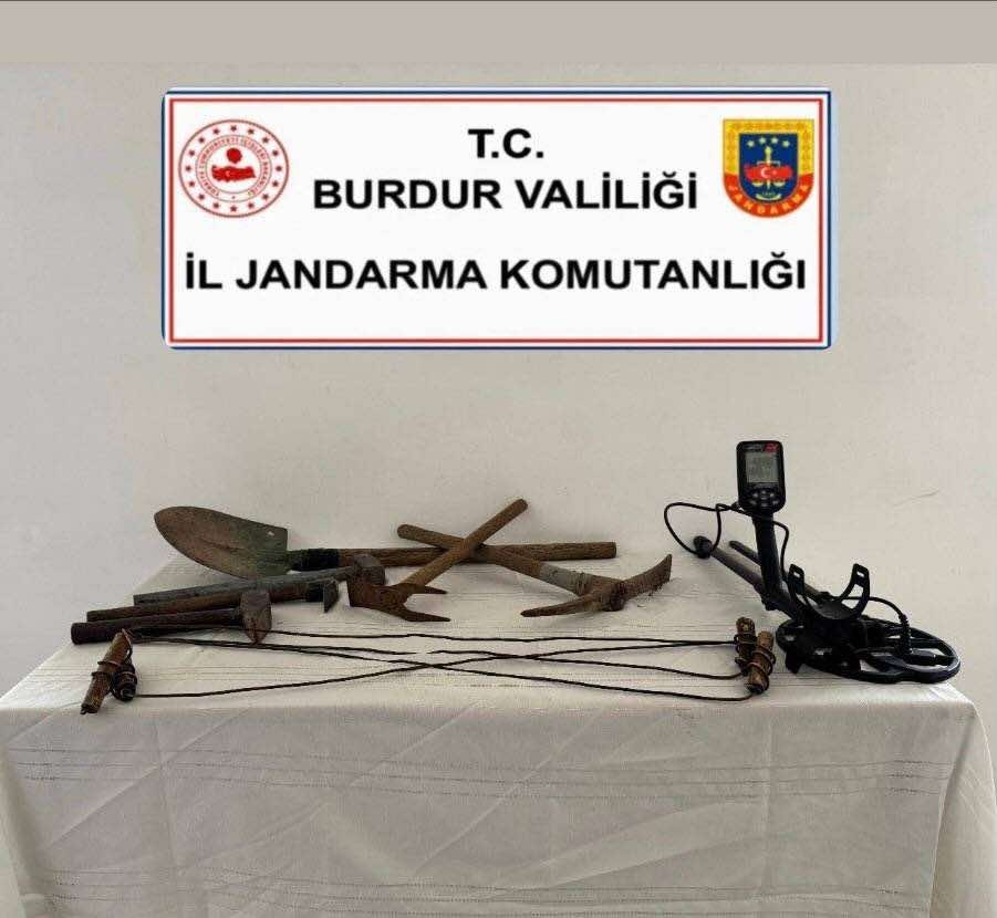 Burdur&rsquo;da uyuşturucu ve ka&ccedil;ak&ccedil;ılık operasyonu: 3 ş&uuml;pheli tutuklandı
