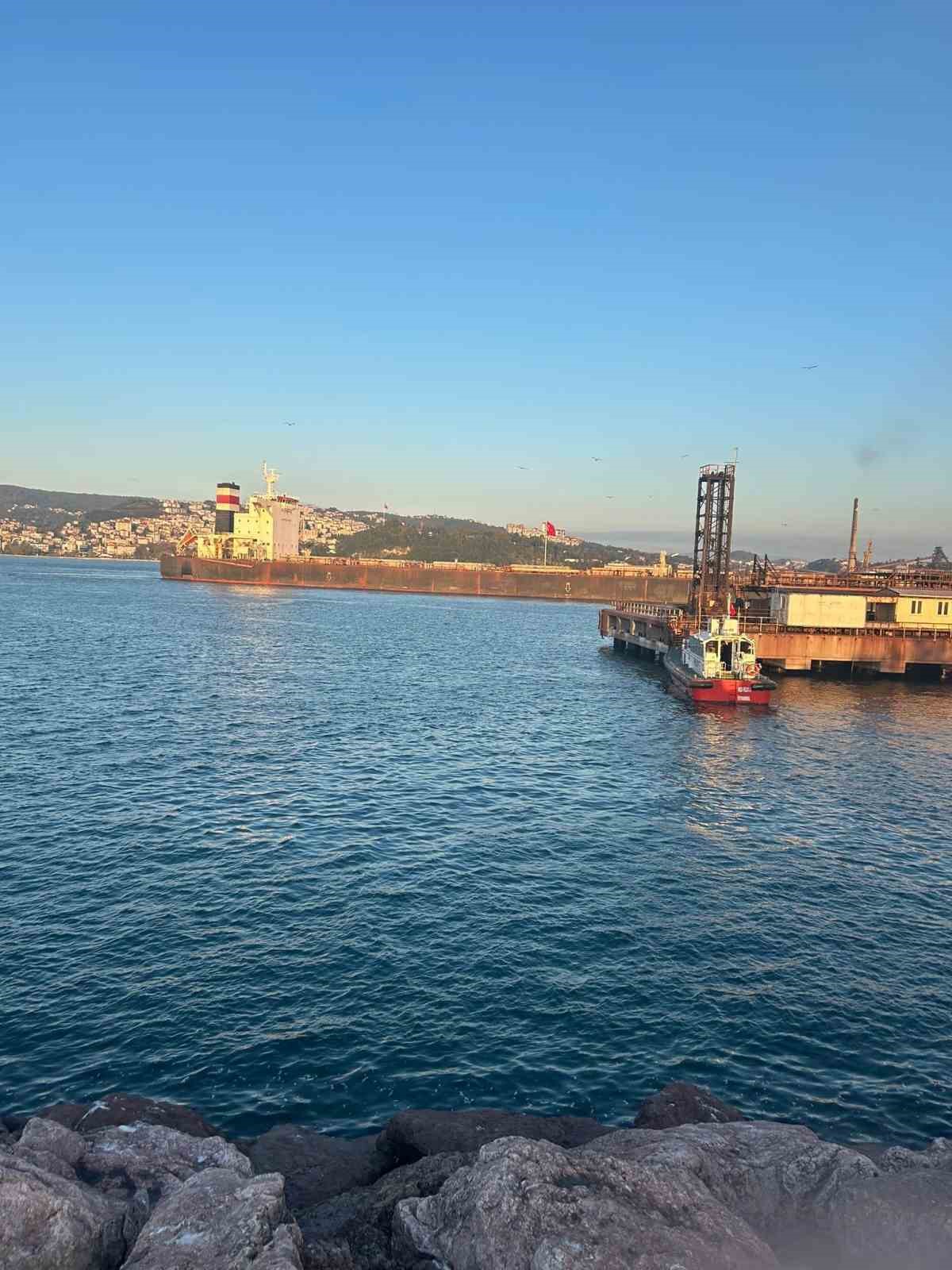 Zonguldak’ta karaya oturan yük gemisi ekiplerin çalışmalarının ardından limana yüzdürüldü