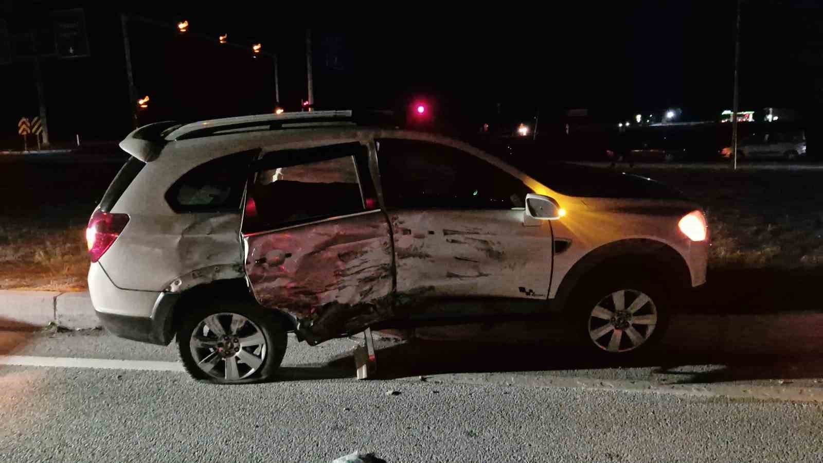 Minib&uuml;s ile cip &ccedil;arpıştı: 3 yaralı
