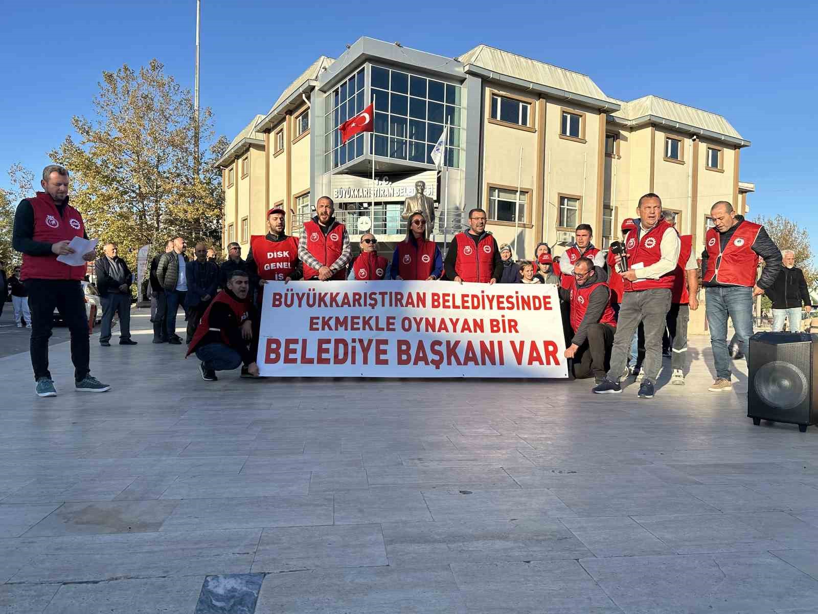 6 kişinin işine son verilen B&uuml;y&uuml;kkarıştıran Belediyesi &ouml;n&uuml;nde eylem
