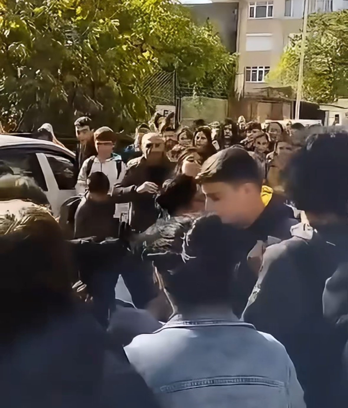 Veliler &ouml;ğrencilerin &ouml;n&uuml;nde sa&ccedil; sa&ccedil;a baş başa kavga etti
