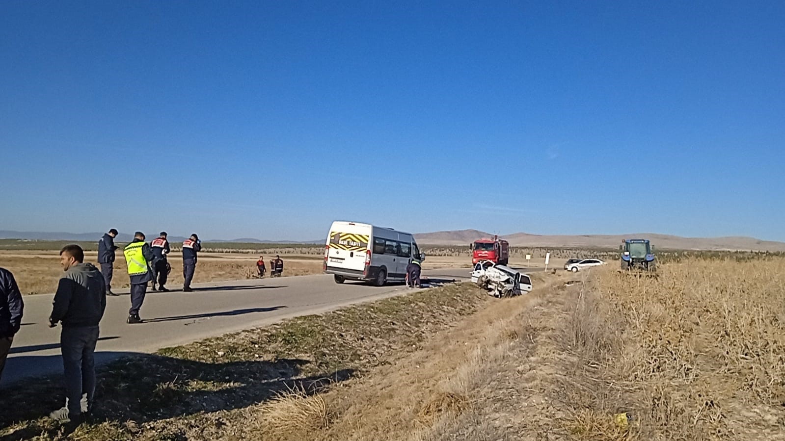 Öğrenci almaya giden servis aracı otomobille çarpıştı 5 kişi ağır yaralandı
