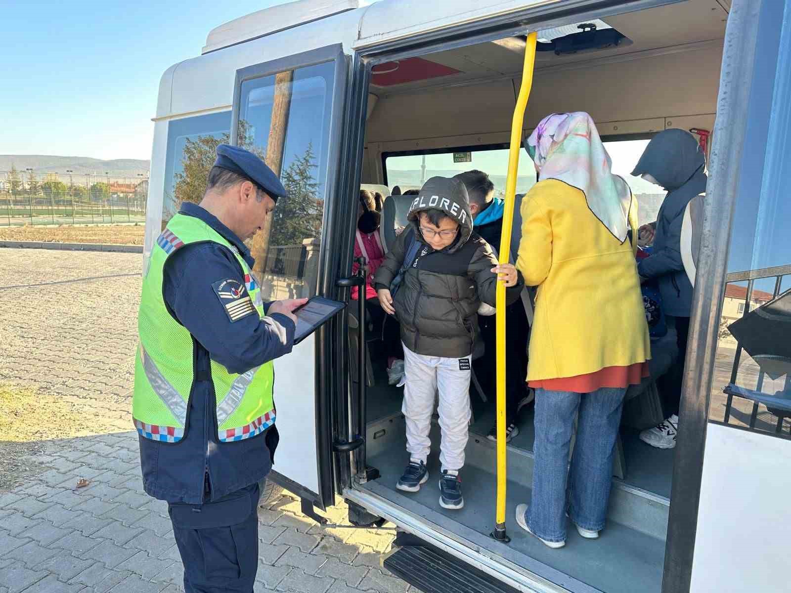 Kütahya Jandarma Trafik Timleri, okul servis araçlarını denetledi
