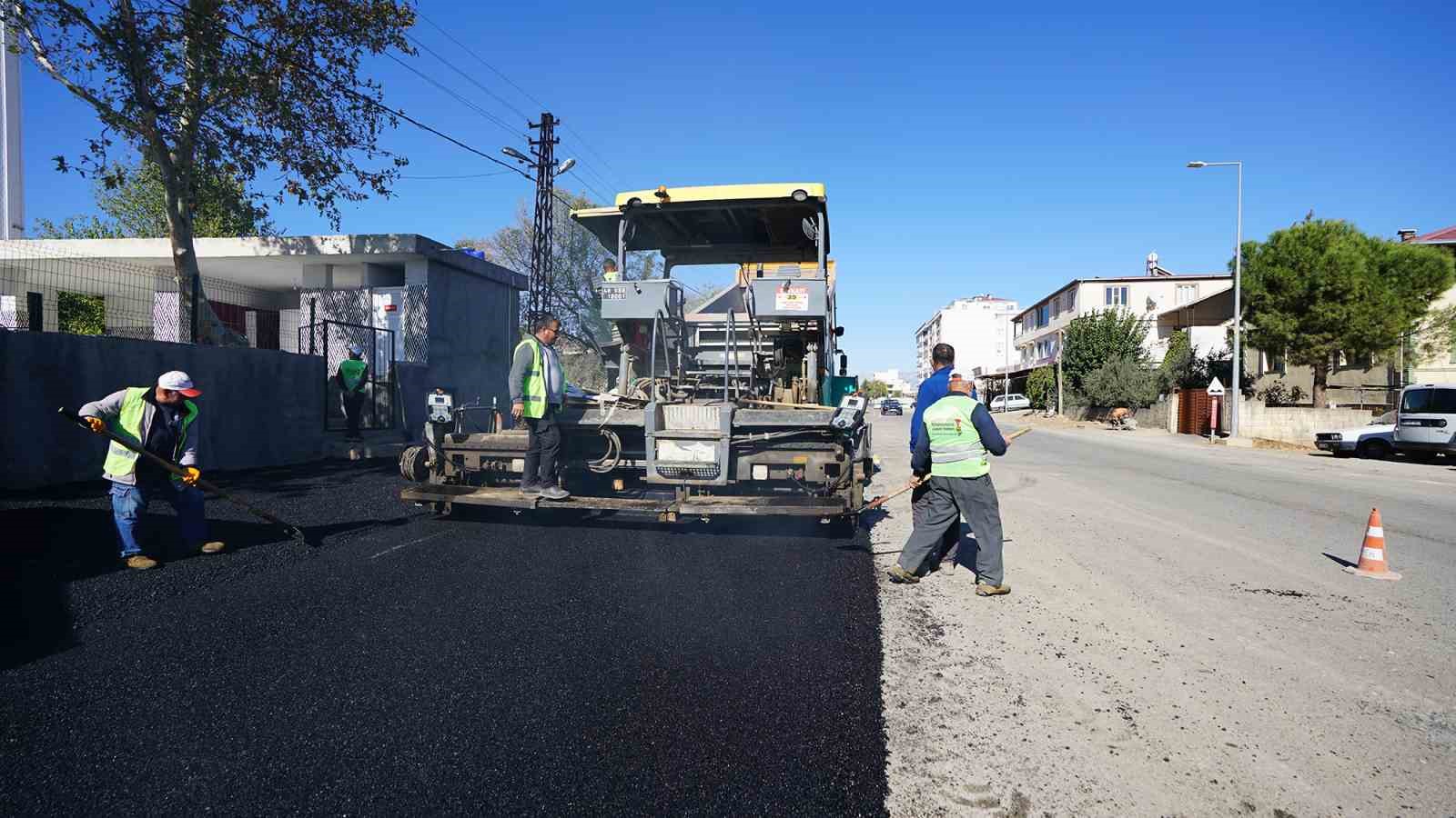 Büyükşehir, Türkoğlu’nun ana caddesinde asfalta başladı
