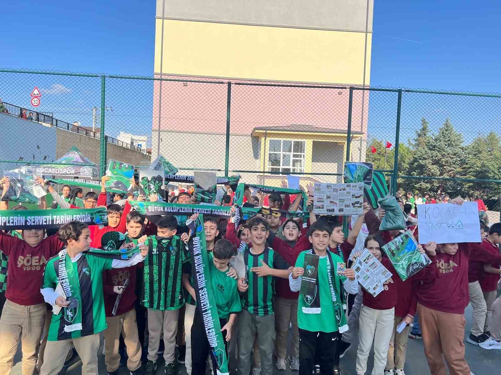 Kocaelisporlu futbolcular öğrenciler ile bir araya geldi