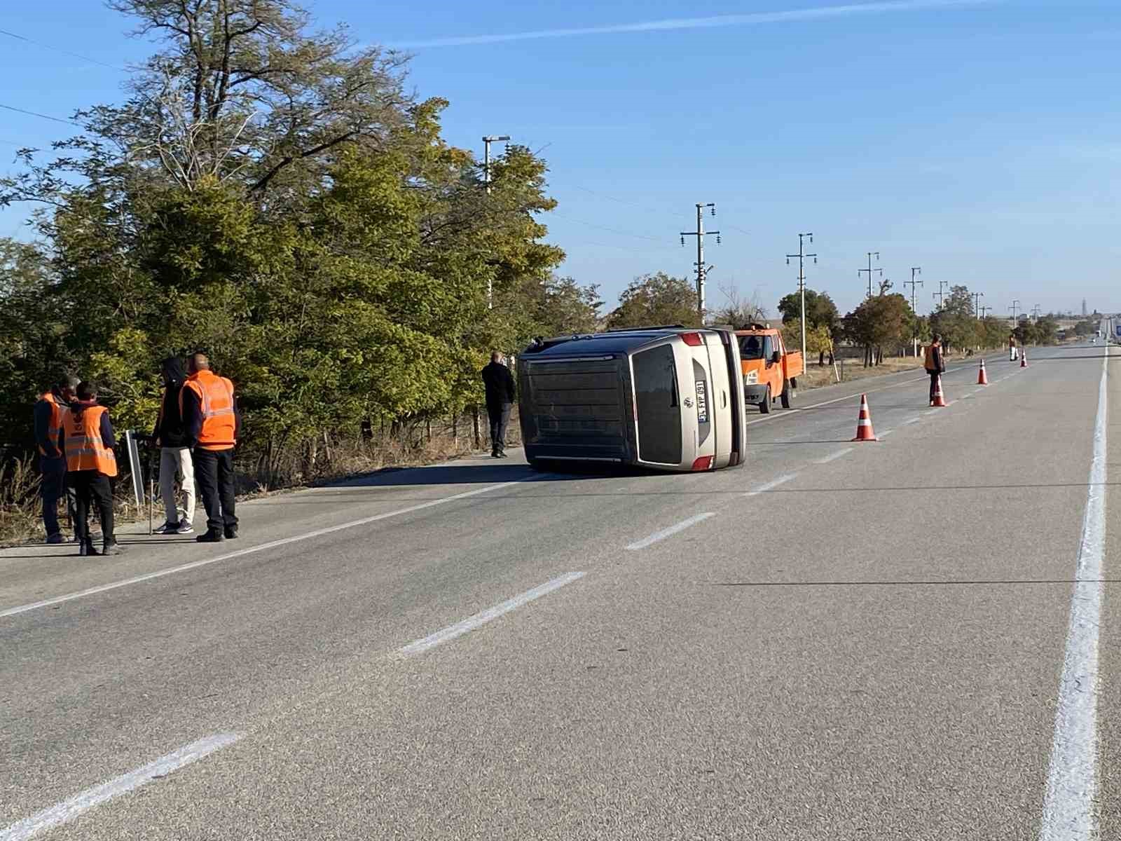 Konya’da sürücüsü uyuyan minibüs devrildi