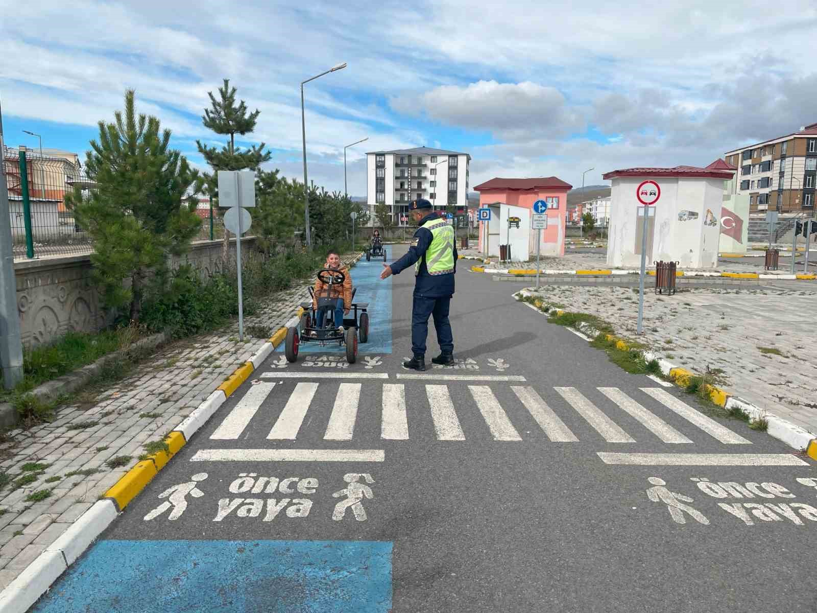 Kars’ta Jandarma Trafik Eğitim Parkı’nda öğrencilere eğitim verdi