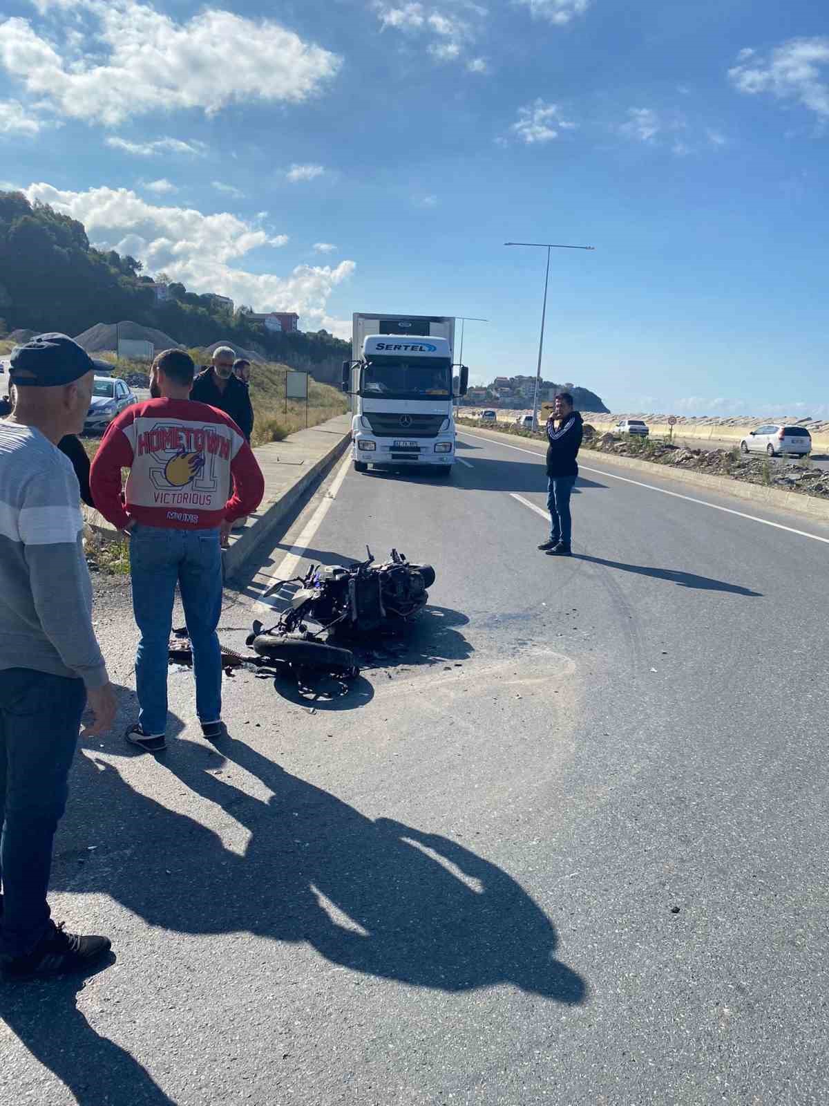 Motosiklet sürücüsü dönüş yapmak isterken tır çarptı