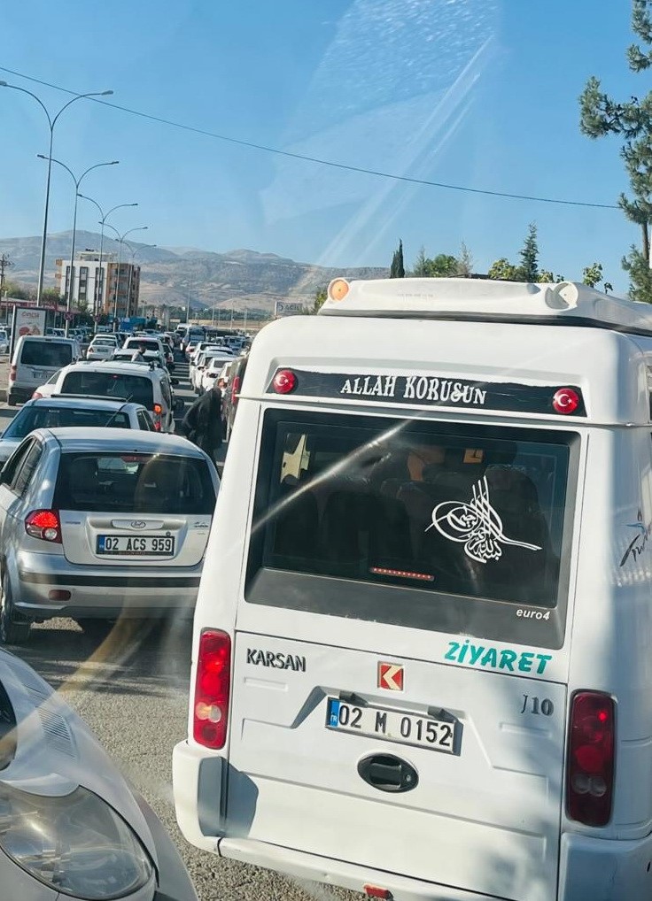 Hastanede yolundaki trafik yoğunluğu tepkilere neden oluyor