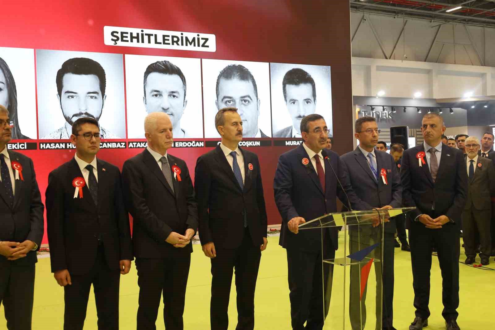 Cumhurbaşkanı Yardımcısı Cevdet Yılmaz TUSAŞ standını ziyaret etti