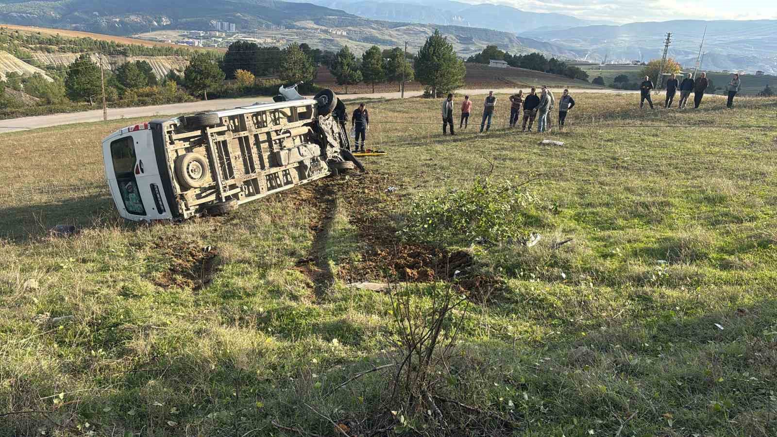 Yoldan çıkan servis aracı şarampole devrildi: 1 yaralı