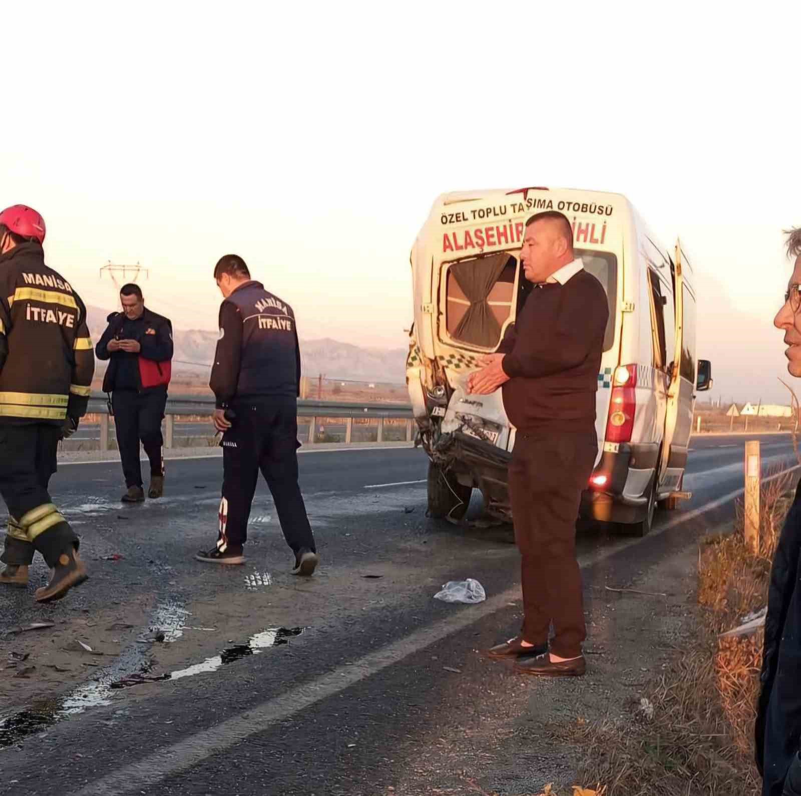 Manisa’da yolcu otomobil minibüse çarptı: 7 yaralı
