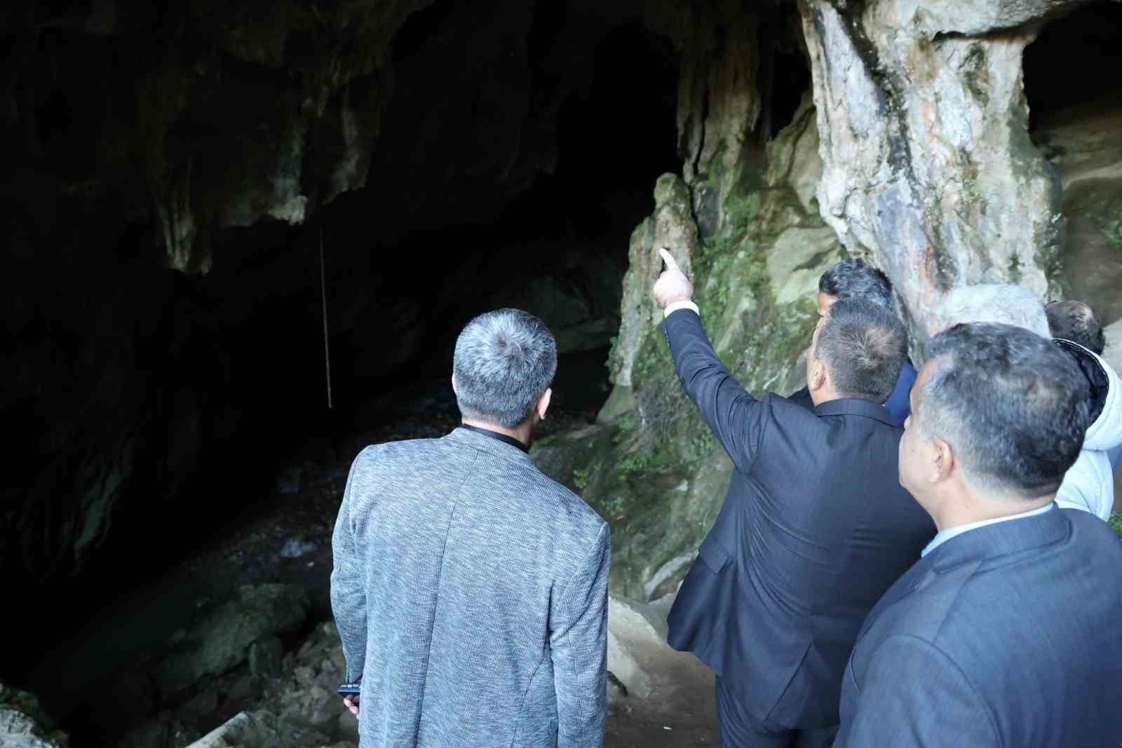 Vali Hacıbektaşoğlu, Çayır Mağarası’nda incelemelerde bulundu
