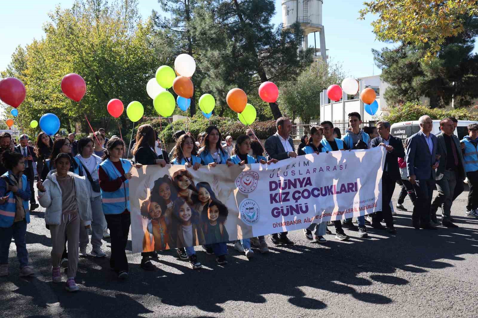 Diyarbakır’da 100 kız çocuğu farkındalık için yürüyüş yapıp gökyüzüne balon bıraktı