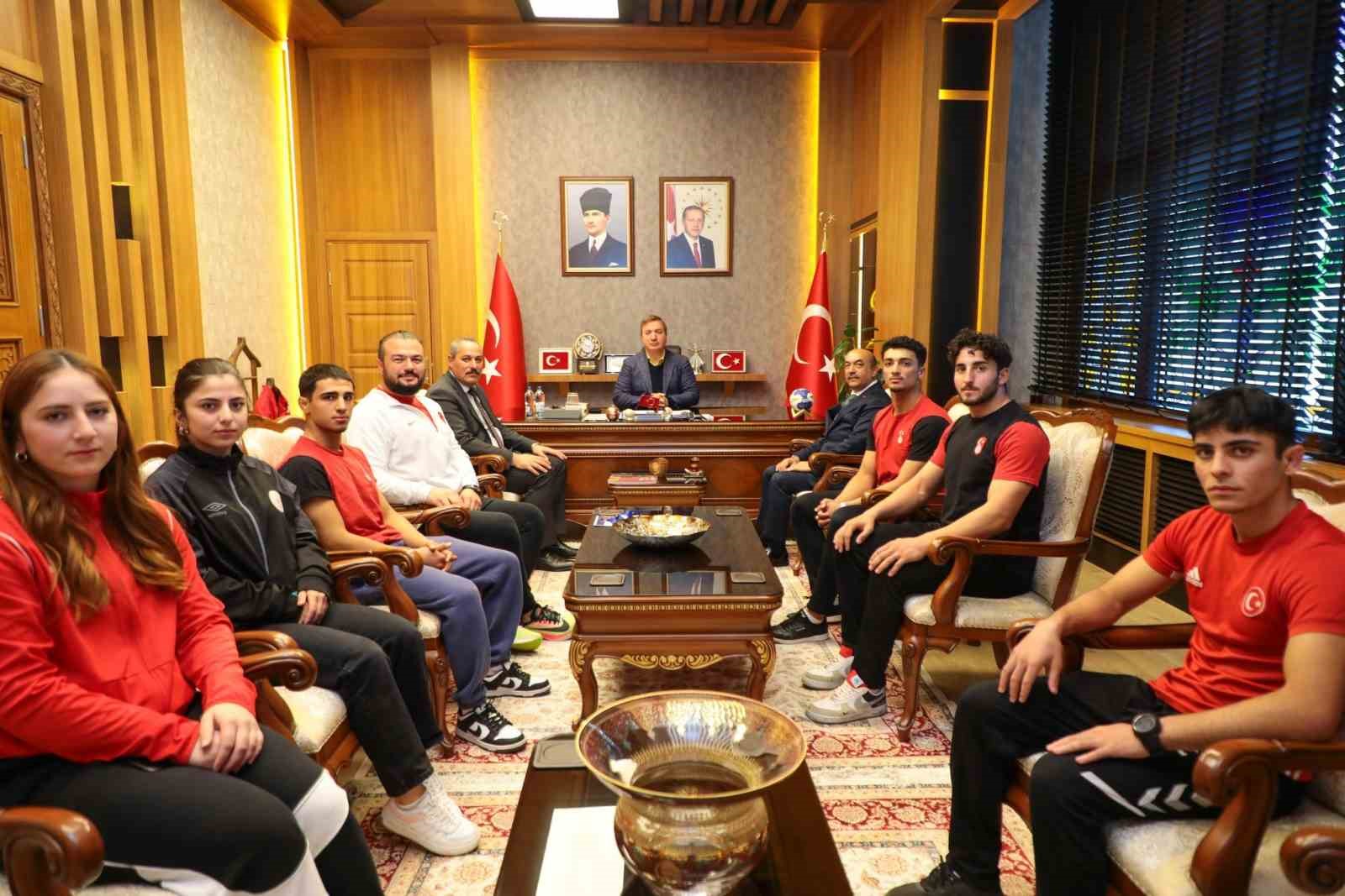 Güreşçilerden Vali Aydoğdu’ya ziyaret