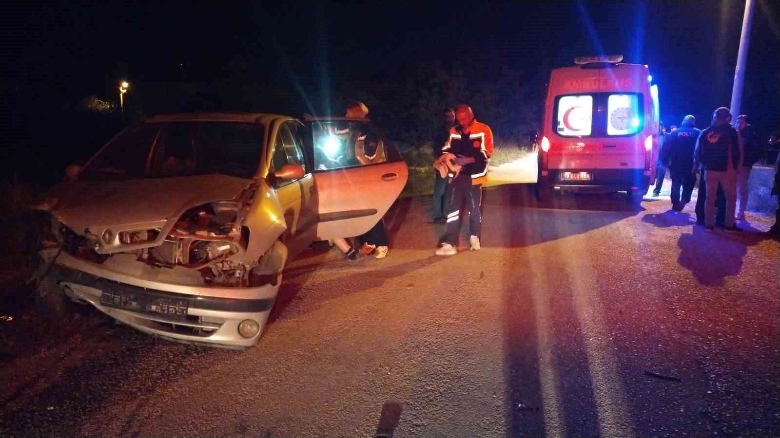 İki otomobil &ccedil;arpıştı: 1&rsquo;i polis 2 yaralı
