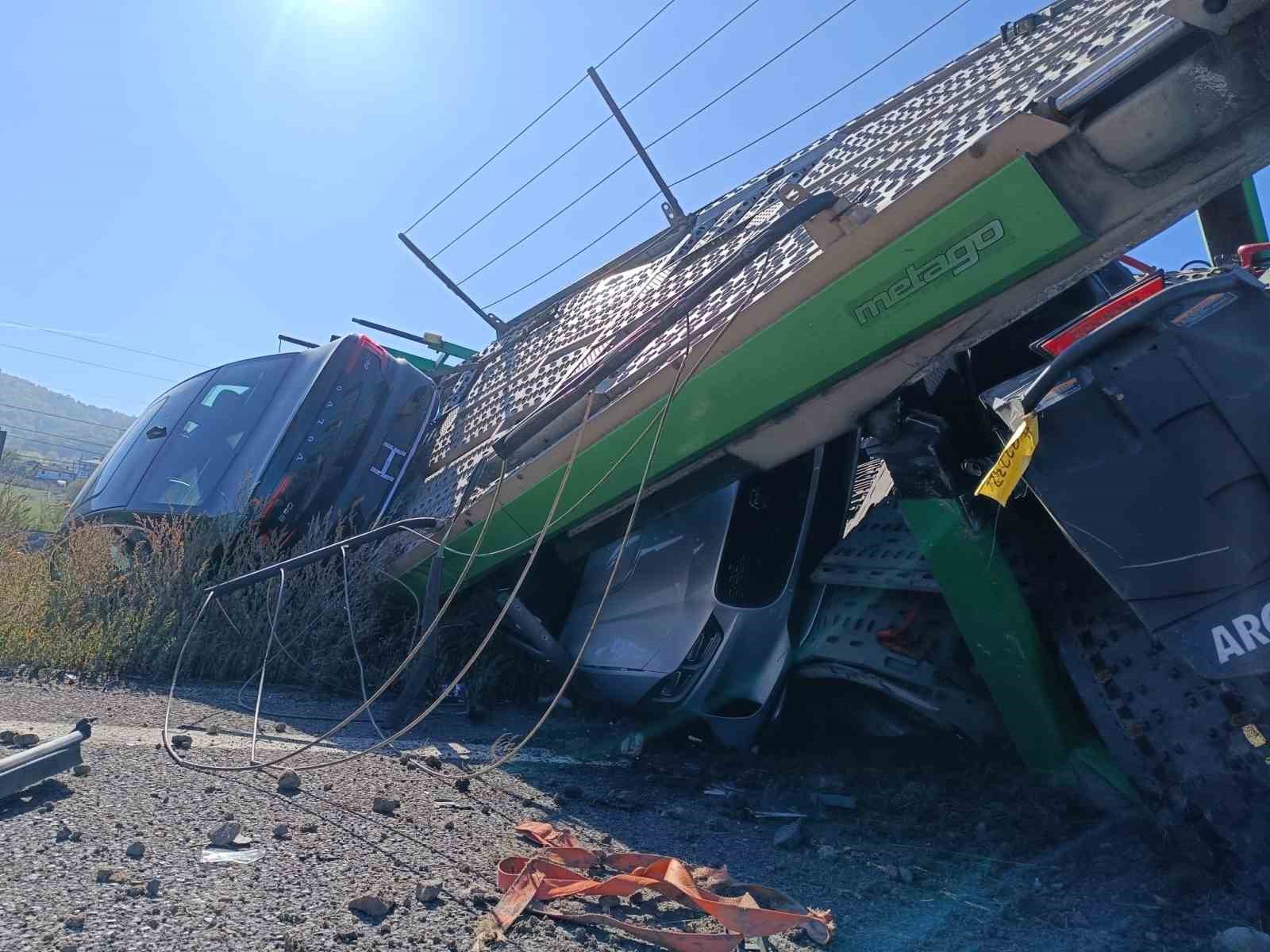 Tır kontrolden çıktı, lüks araçlar hurdaya döndü