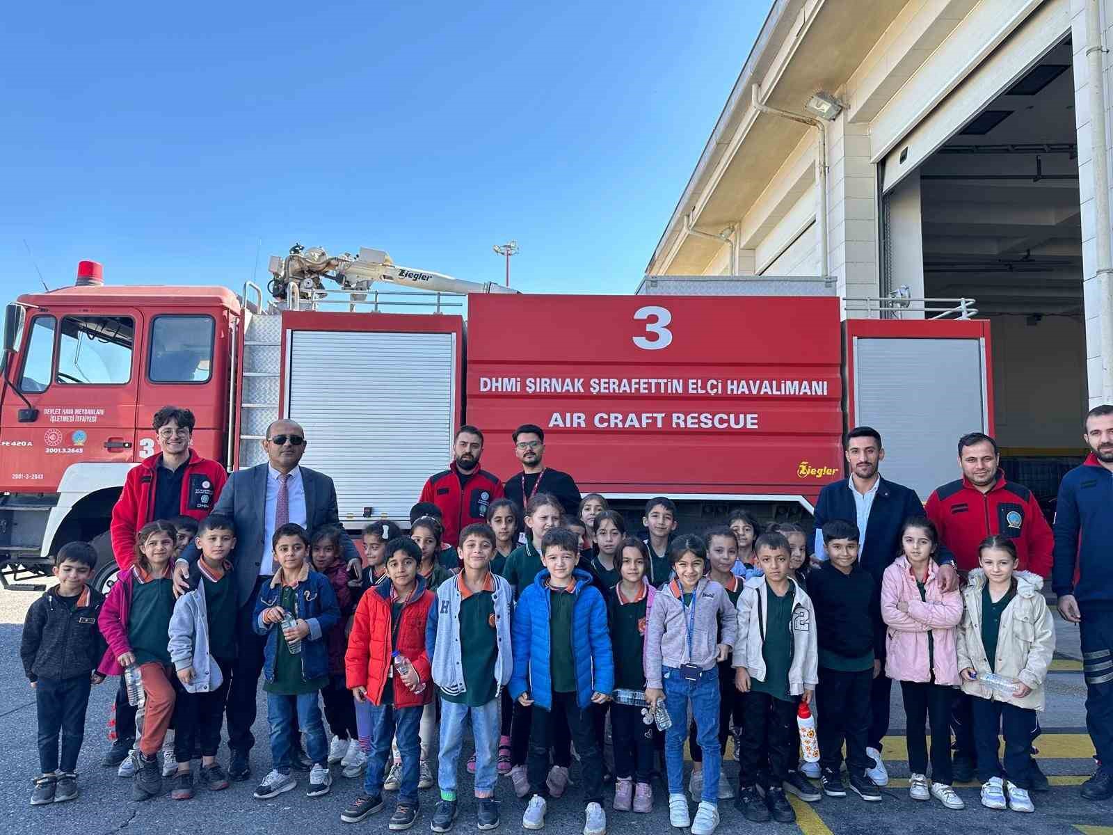 Cizre’de öğrenciler Şırnak Şerafettin Elçi Havalimanını gezip, uçakları yakından gördü
