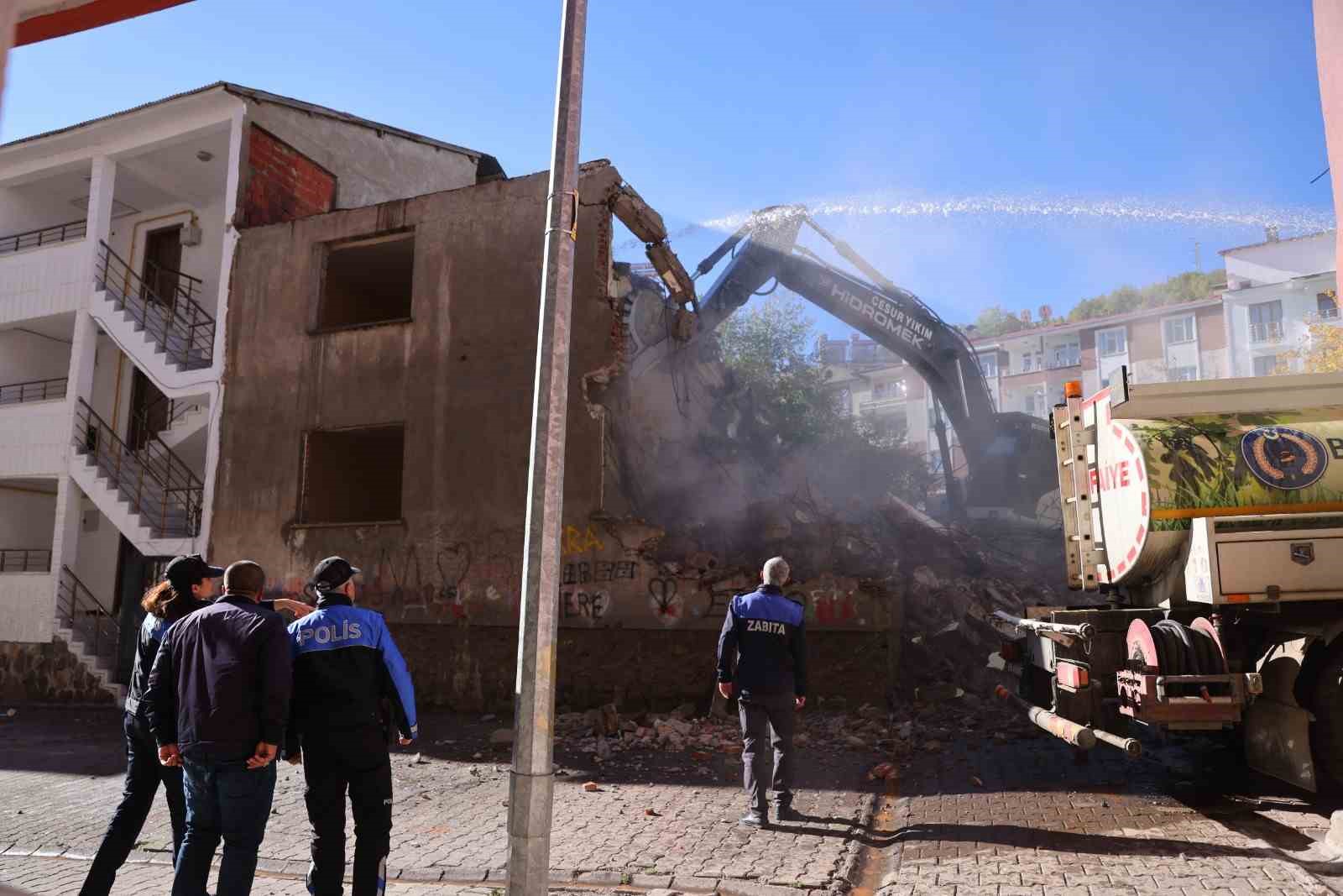 Bingöl’de metruk yapılar bir bir yıkılıyor