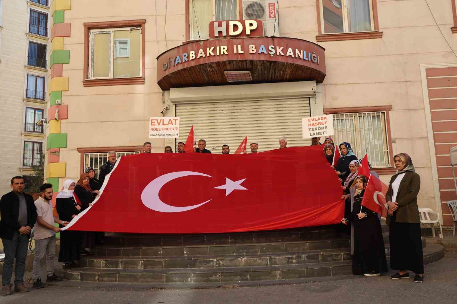 Diyarbakır anneleri TUSAŞ saldırısı nedeniyle PKK’yı lanetledi
