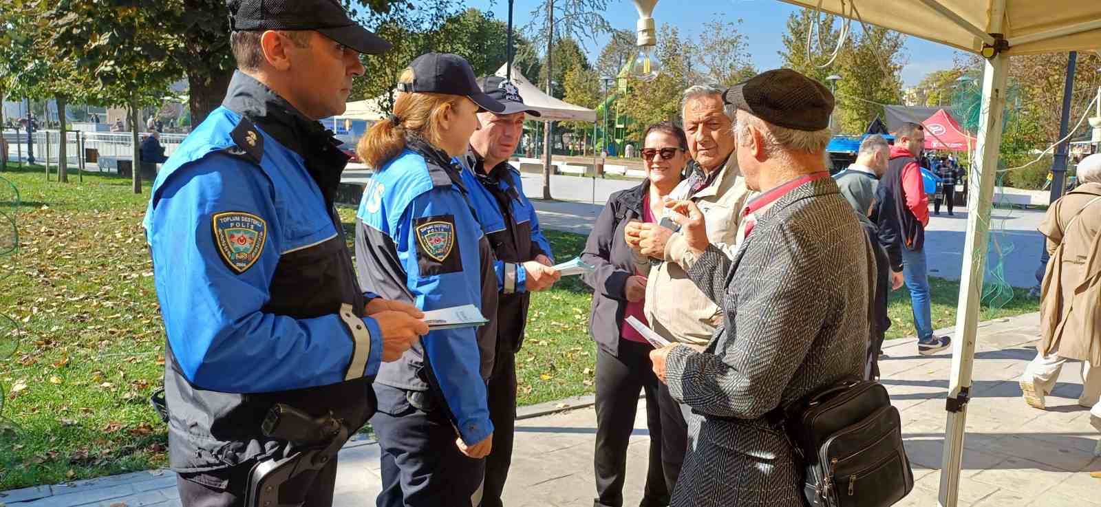 Polis kent merkezinde tek tek uyardı
