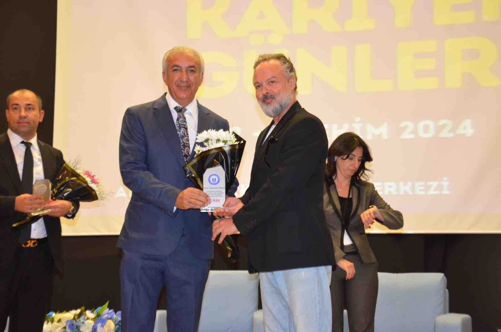 &Uuml;niversiteli gen&ccedil;ler, Tikbaş&rsquo;ın simit satıcılığından iş insanlığına uzanan hayat hikayesini nefes almadan dinledi
