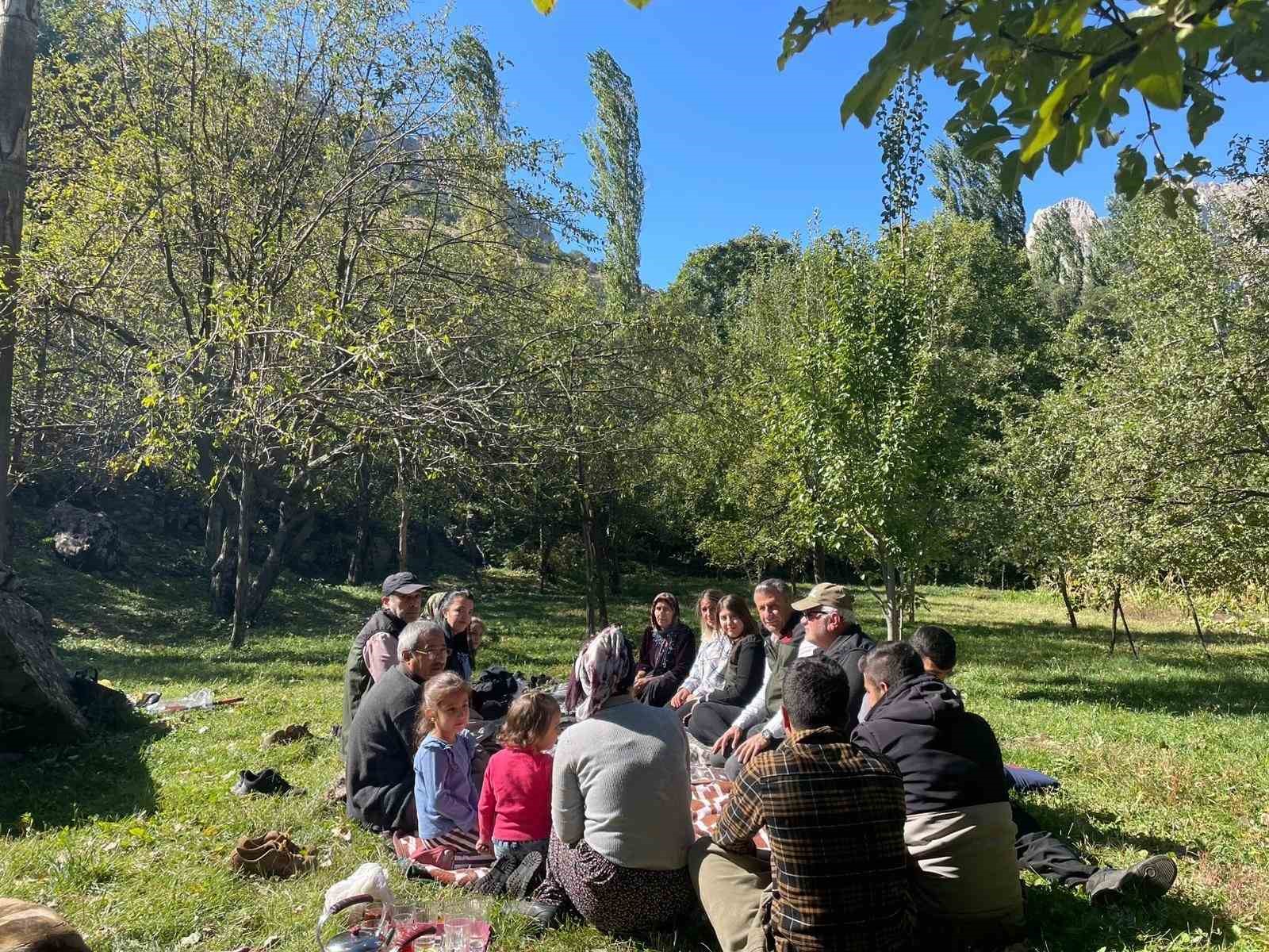 Yüksekova’da çiftçiler bilgilendiriliyor