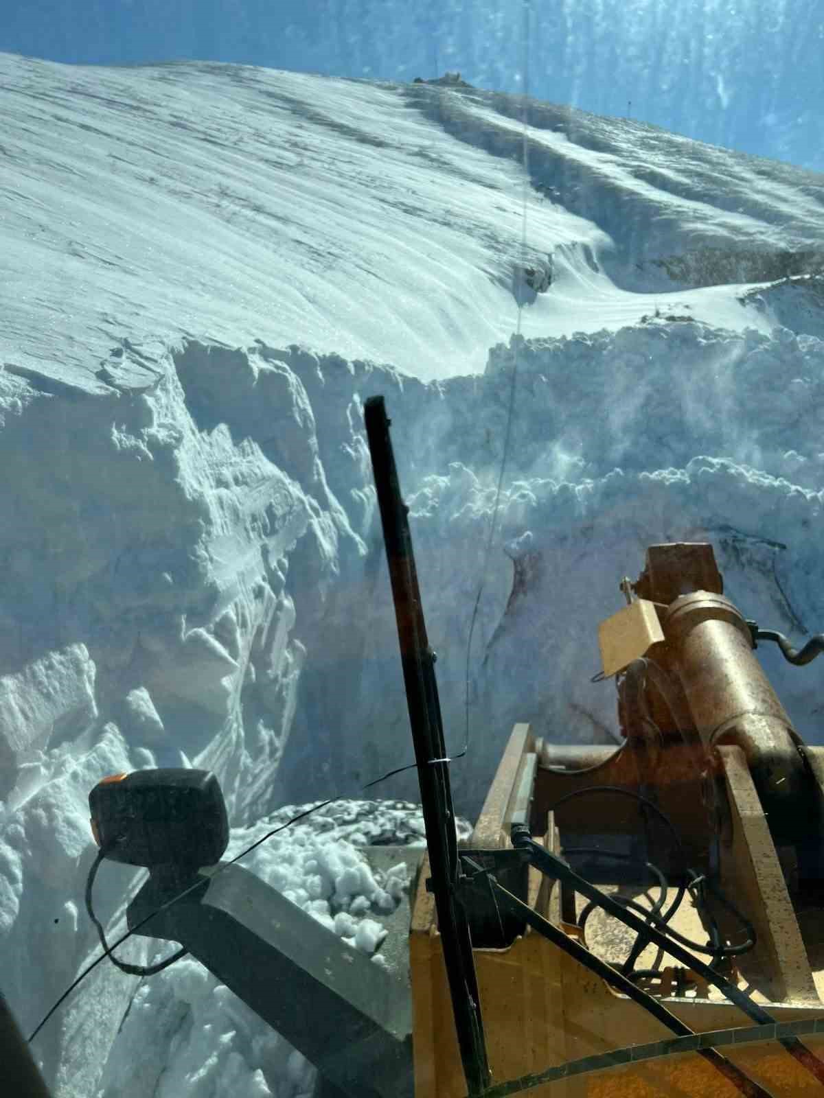 Hakkari’de kar kalınlığı bir metreyi buldu