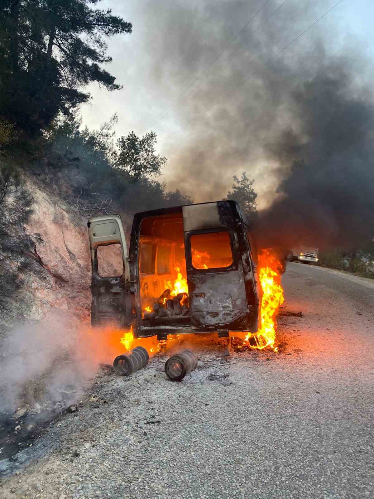 Osmaneli&rsquo;nde seyir halindeki minib&uuml;s alev alev yandı
