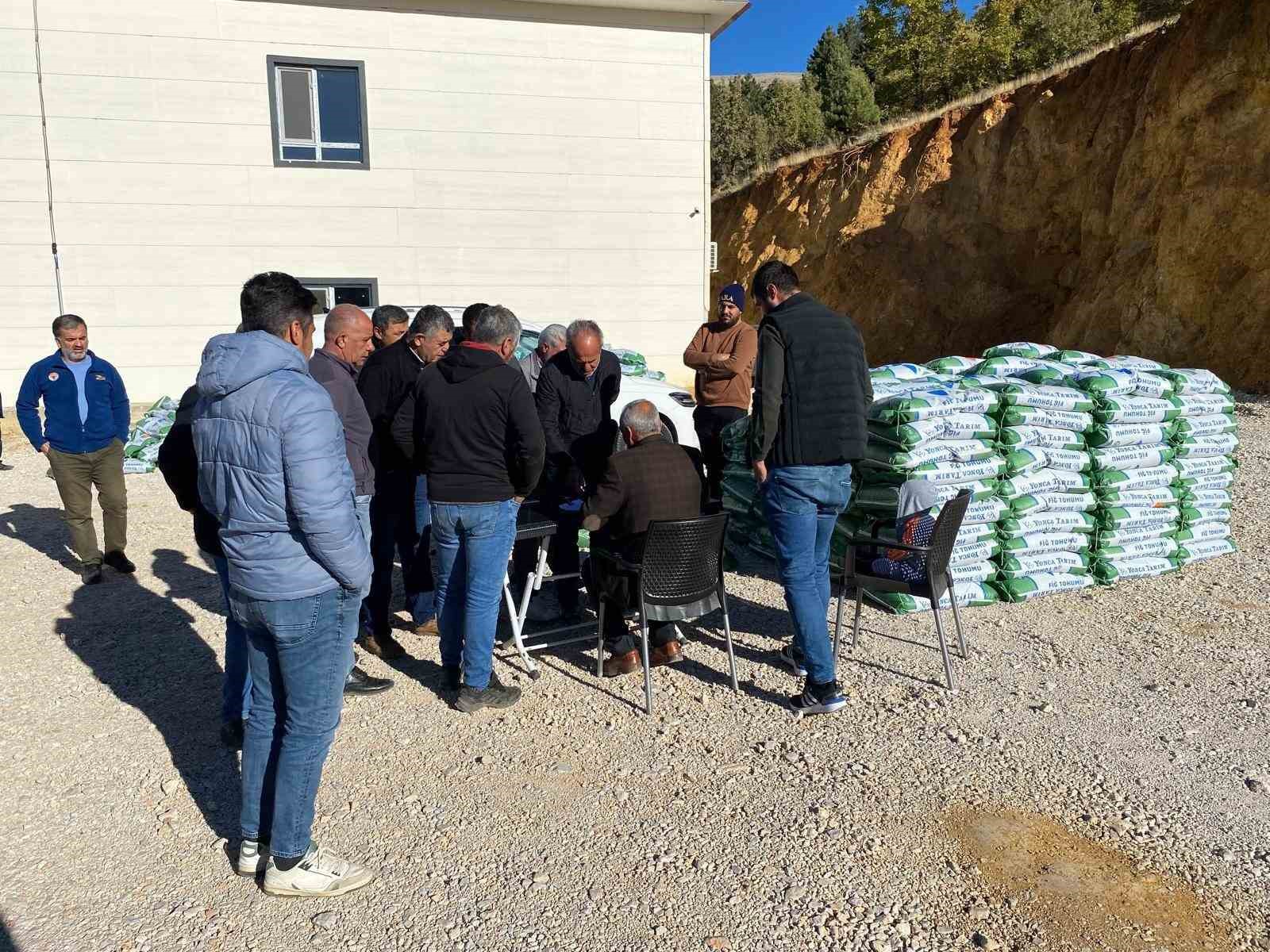 Çelikhan ilçesinde fiğ tohumu dağıtıldı
